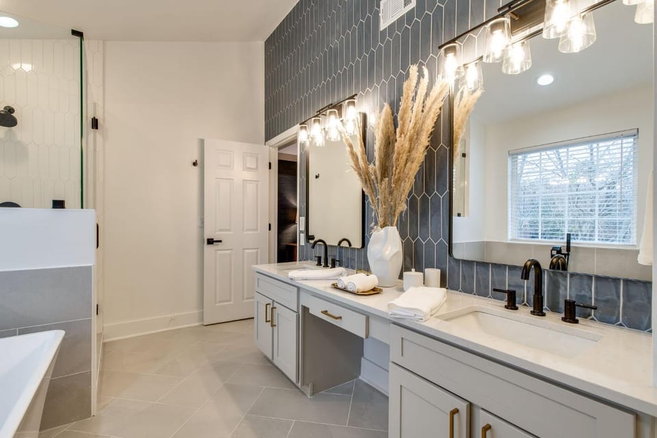 Beautiful Sleek and Modern 4 bdrm House in Franklin