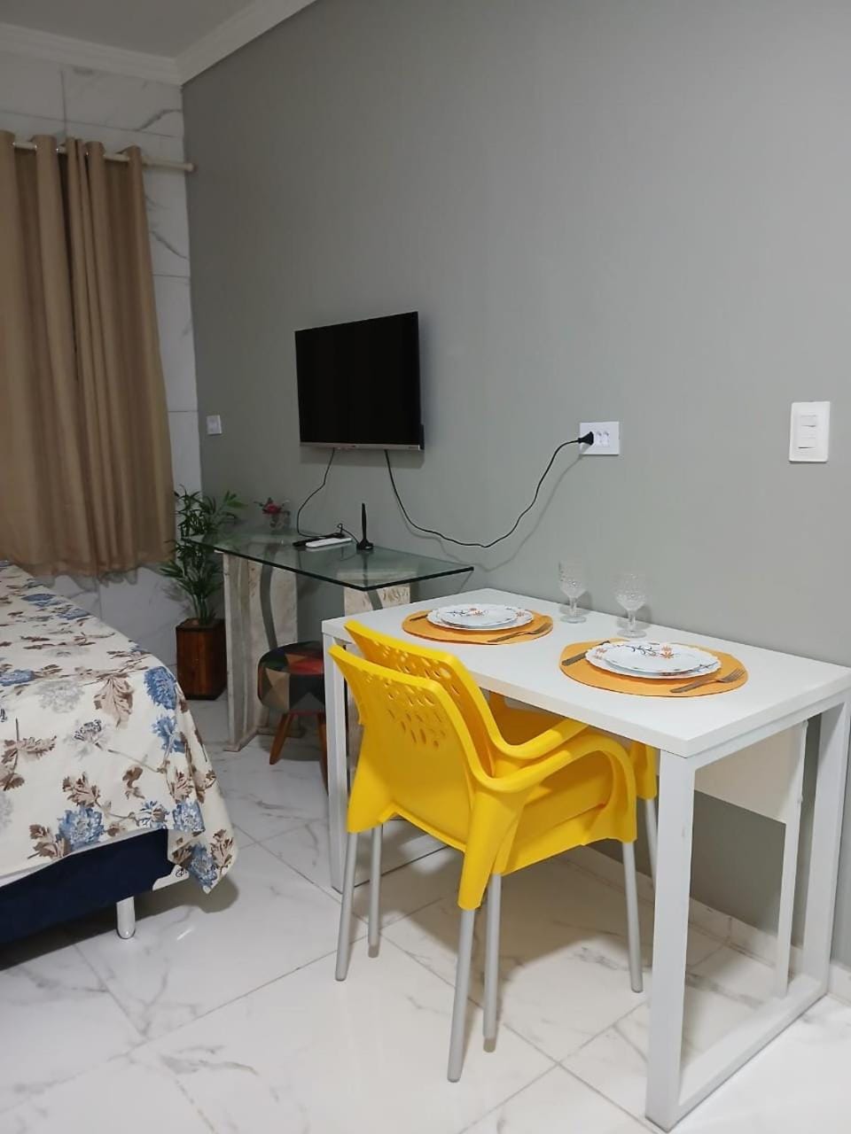 Bed, TV and multimedia, Living room, Photo of the whole room, Seating area, Dining area, Bedroom