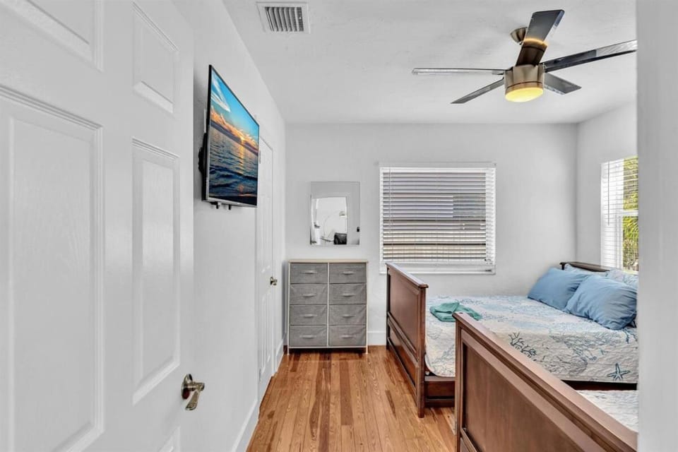 Dream Hollywood Beach Retreat Fire Pit Close to Beach Villa in Dania Beach