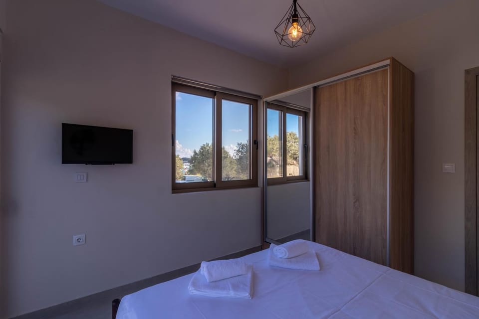Bed, TV and multimedia, Bedroom, towels, wardrobe