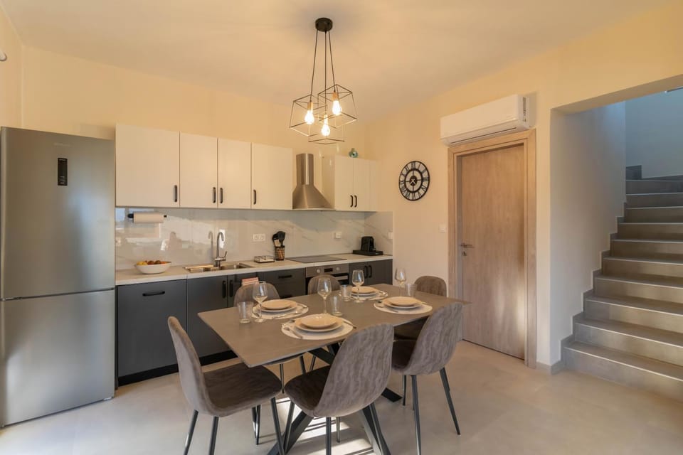 Kitchen or kitchenette, Dining area, stove