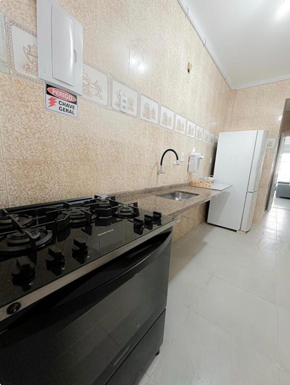 Kitchen or kitchenette, minibar, stove