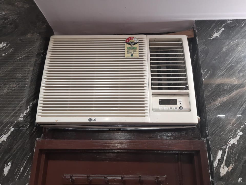 Aggarwal luxury rooms with private kitchen having all utensils, gas and fridge, wifi with android tv, fully air conditioning in cream location of lajpat nagar south delhi Apartment in New Delhi