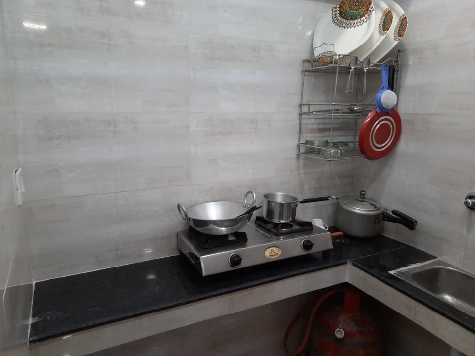 Aggarwal luxury rooms with private kitchen having all utensils, gas and fridge, wifi with android tv, fully air conditioning in cream location of lajpat nagar south delhi Apartment in New Delhi