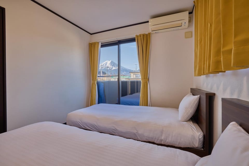 Bed, Bedroom, Mountain view