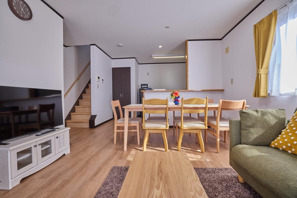 TV and multimedia, Living room, Seating area, Dining area