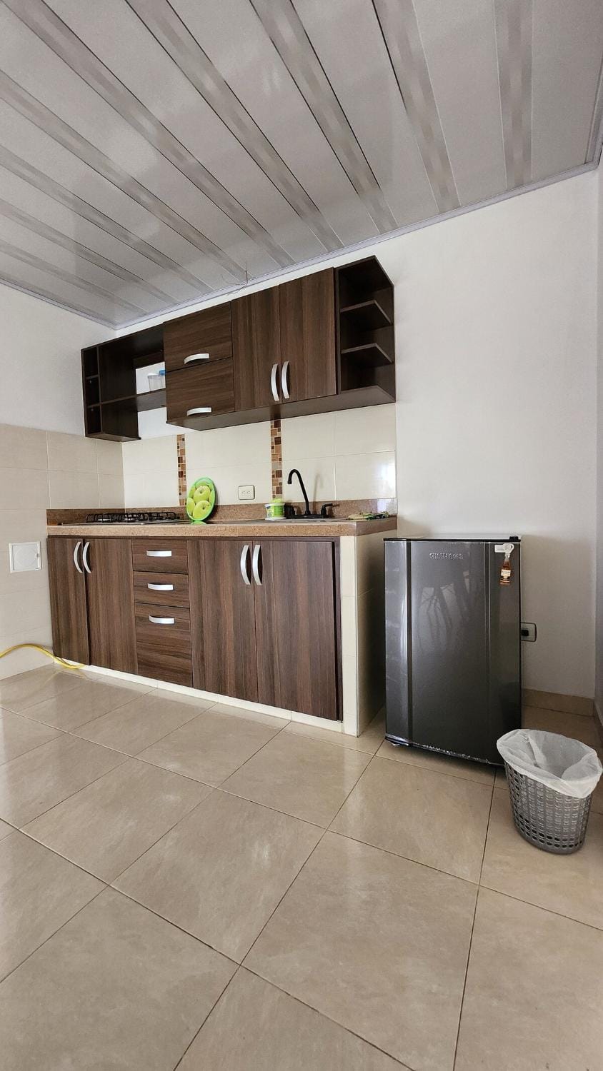 Kitchen or kitchenette, minibar