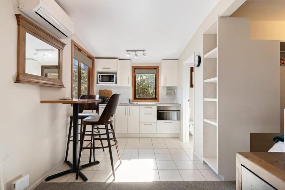 Kitchen or kitchenette, Dining area, oven, stove