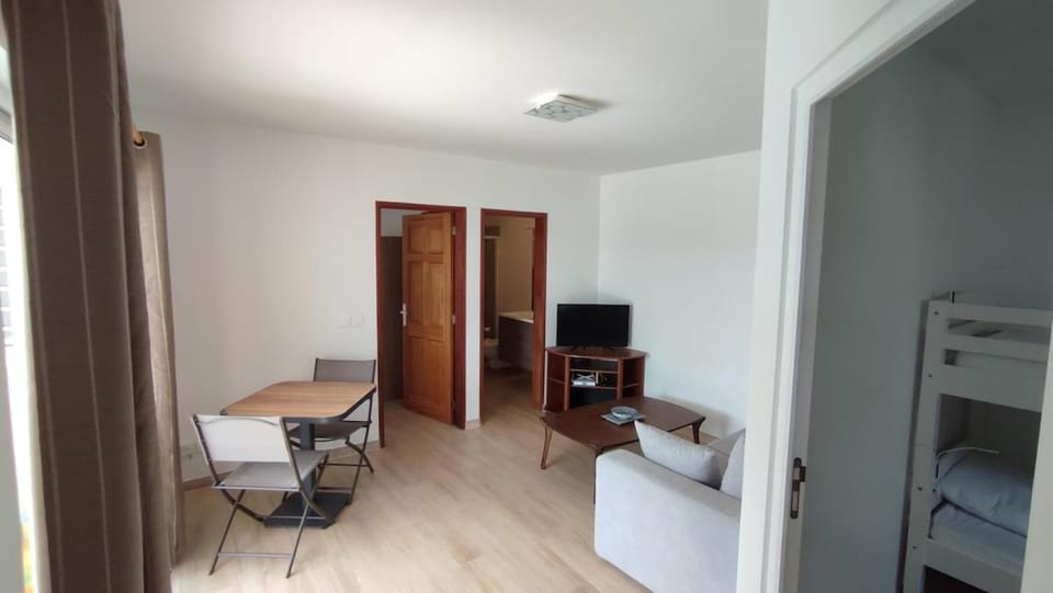 Communal lounge/ TV room, TV and multimedia, Seating area, Dining area