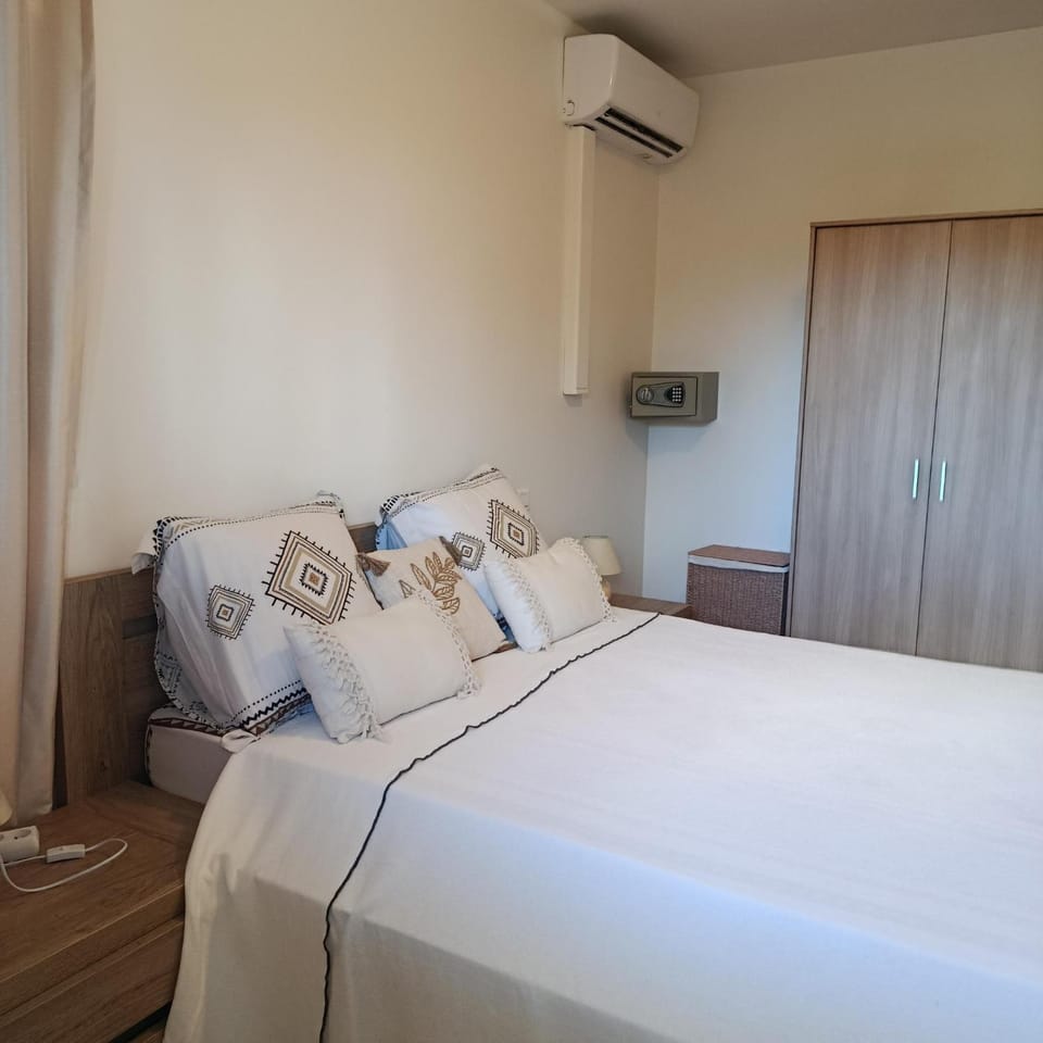 Bed, Photo of the whole room, Bedroom, wardrobe, air conditioner