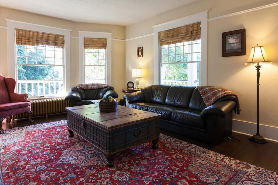 Cascade Chic 30 day minimum House in Hood River