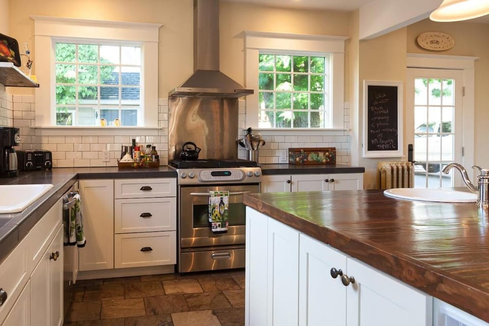 Cascade Chic 30 day minimum House in Hood River