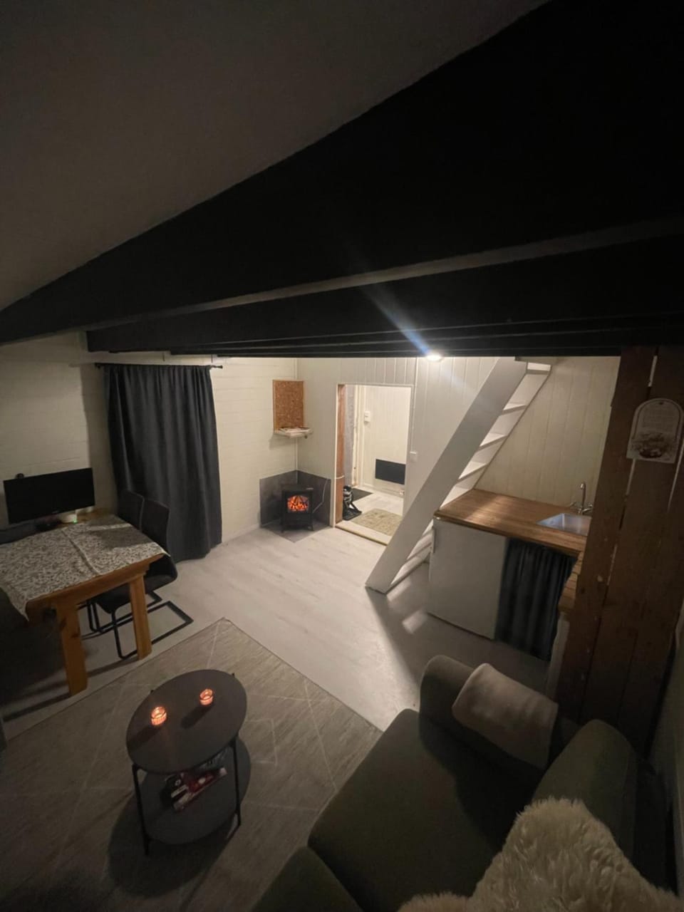 Photo of the whole room, Seating area