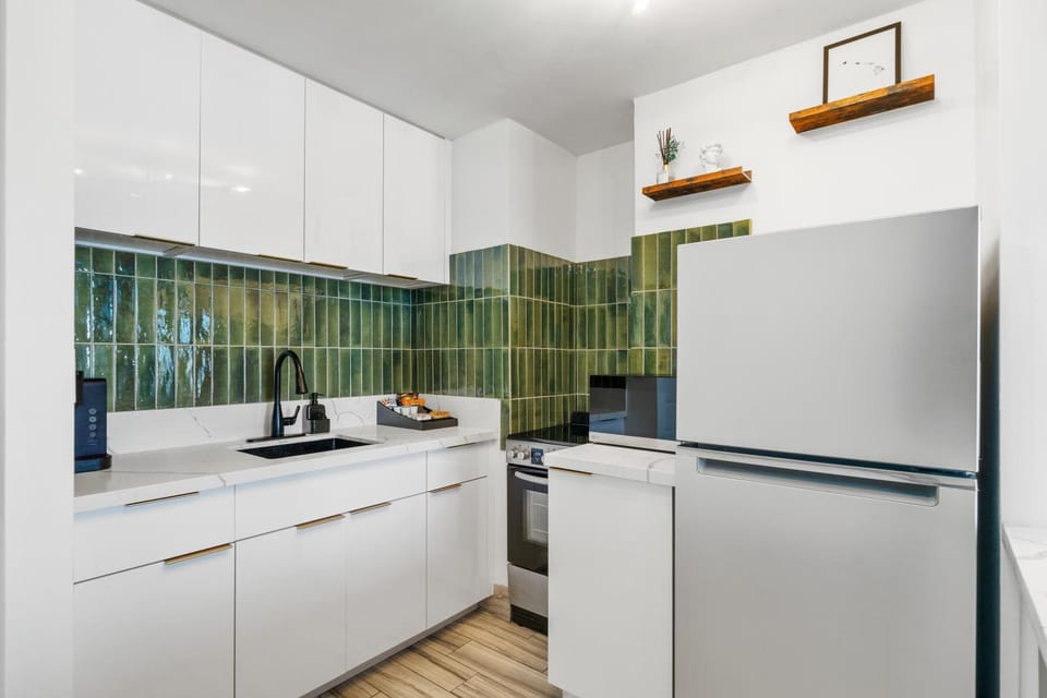 Kitchen or kitchenette, minibar, oven, stove