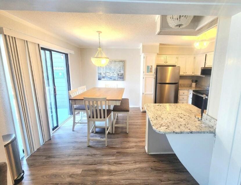Dining area, minibar