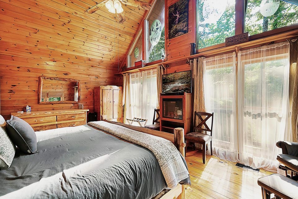 Bed, TV and multimedia, View (from property/room), Photo of the whole room, Bedroom, fireplace