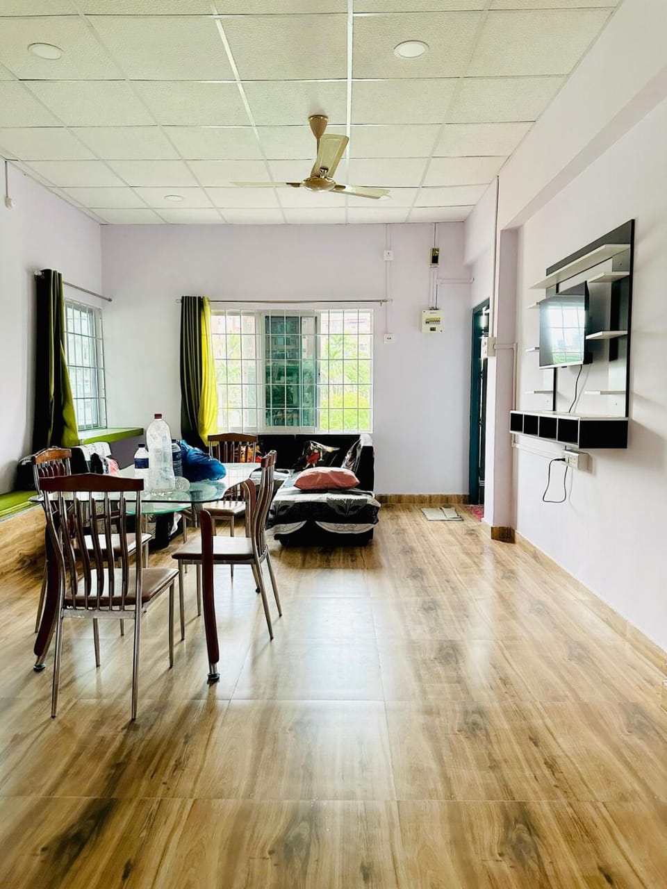 TV and multimedia, Kitchen or kitchenette, Living room, Seating area, Dining area
