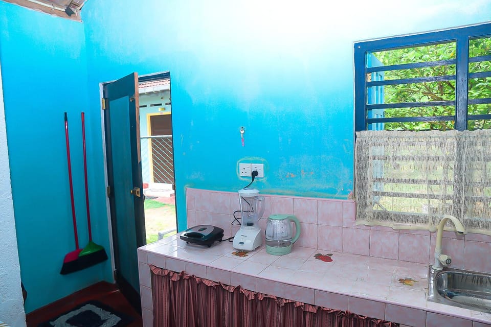 Kitchen or kitchenette, microwave, oven
