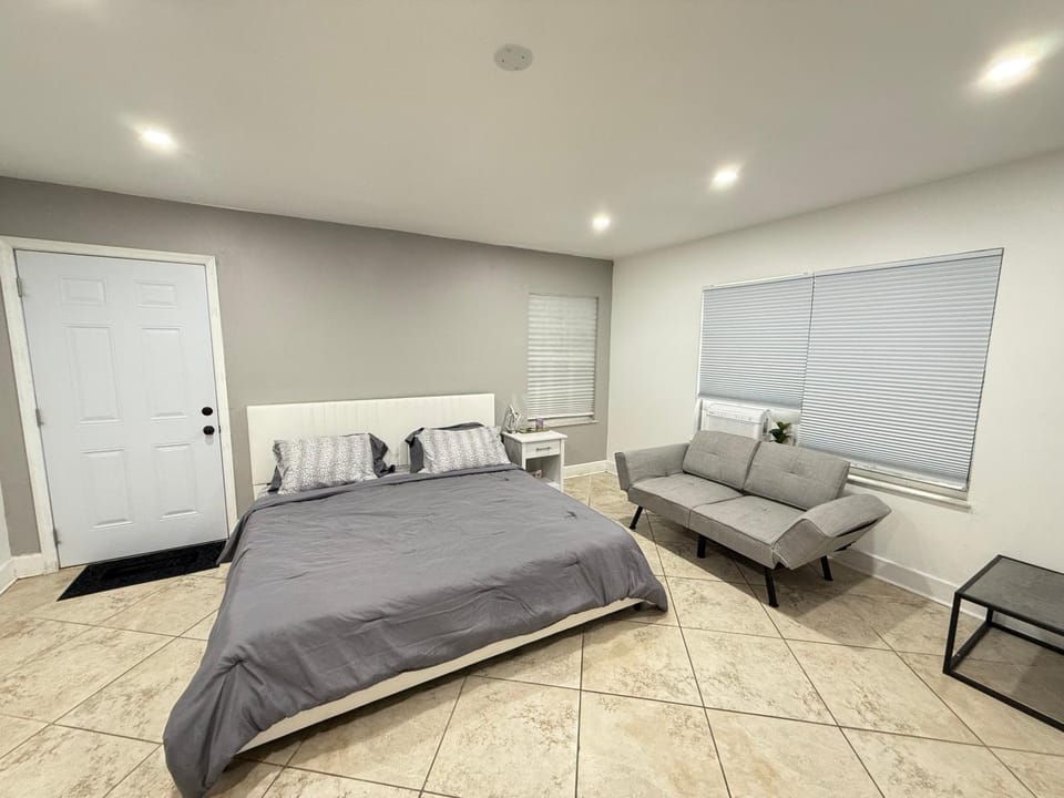 Charming room with Private Entrance in Desirable Area of Port Saint Lucie Vacation rental in Port Saint Lucie