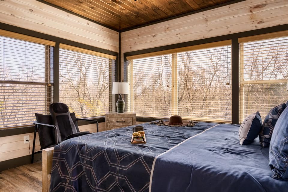 Open Skydeck with Spectacular View and Hot Tub Nature lodge in Sevierville