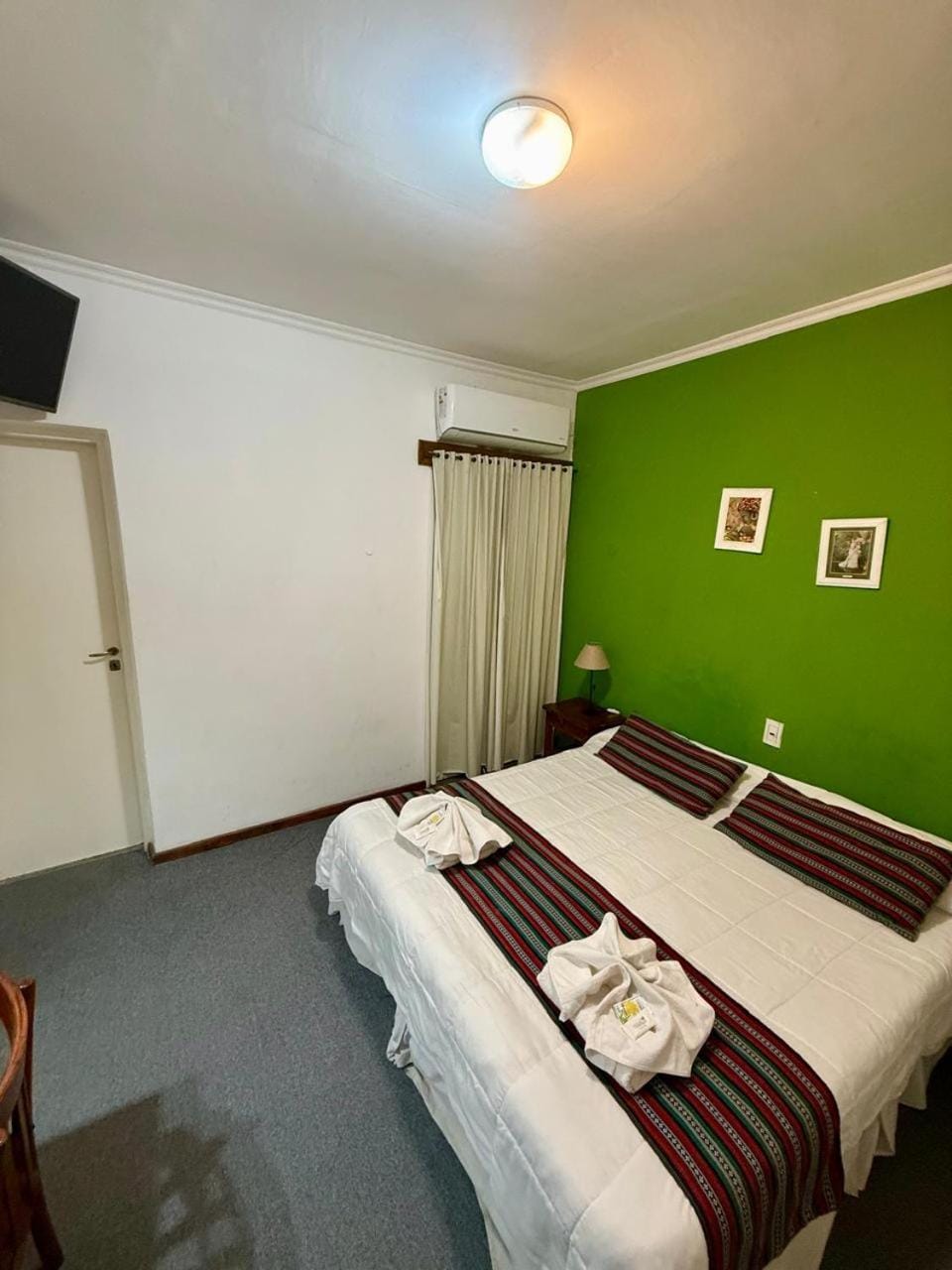Bed, TV and multimedia, Photo of the whole room, towels