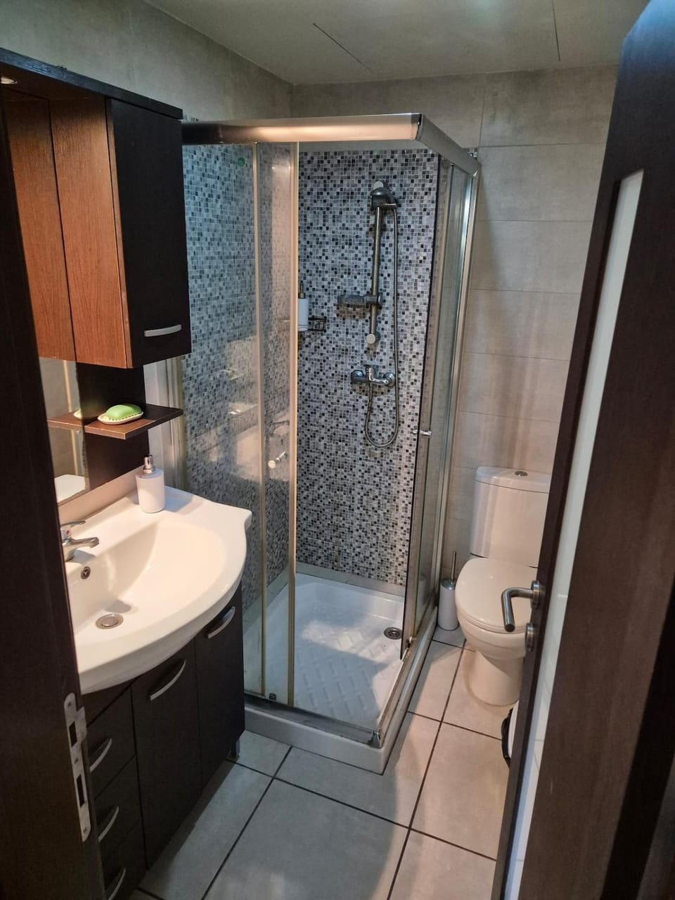 Shower, Toilet, Bathroom, towels
