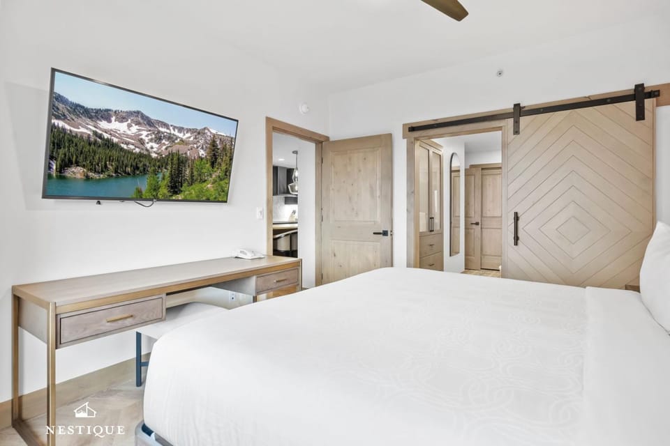 Bed, TV and multimedia, Bedroom