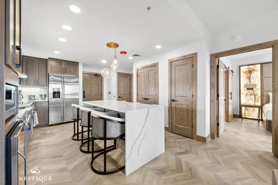 Kitchen or kitchenette, minibar, stove