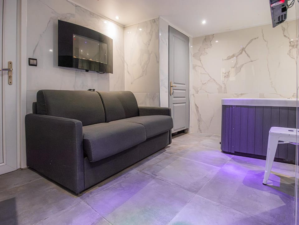 Hot Tub, TV and multimedia