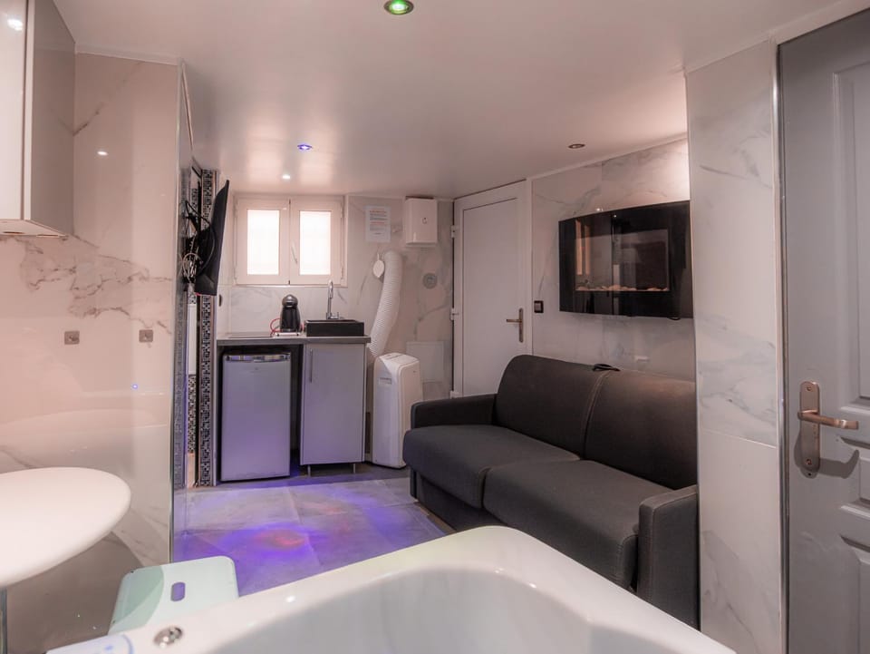 Hot Tub, Kitchen or kitchenette