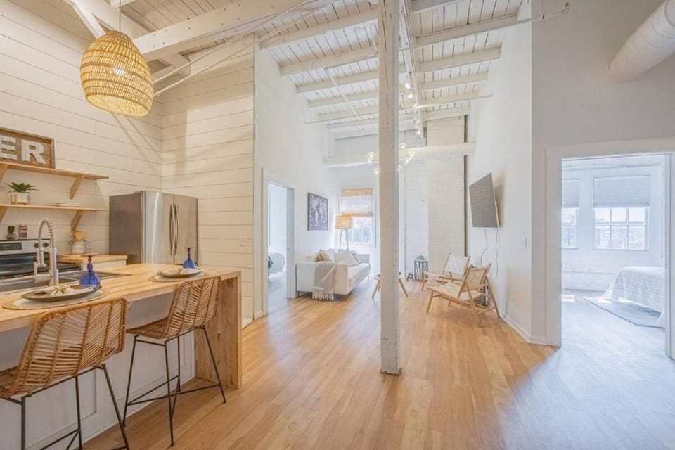 Darlin' Downtown Dawghouse Apartment in Athens