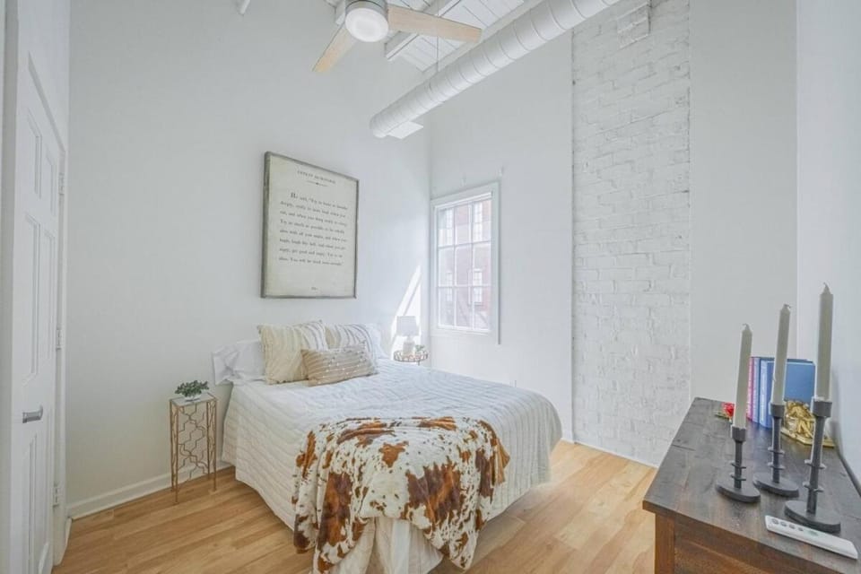Darlin' Downtown Dawghouse Apartment in Athens
