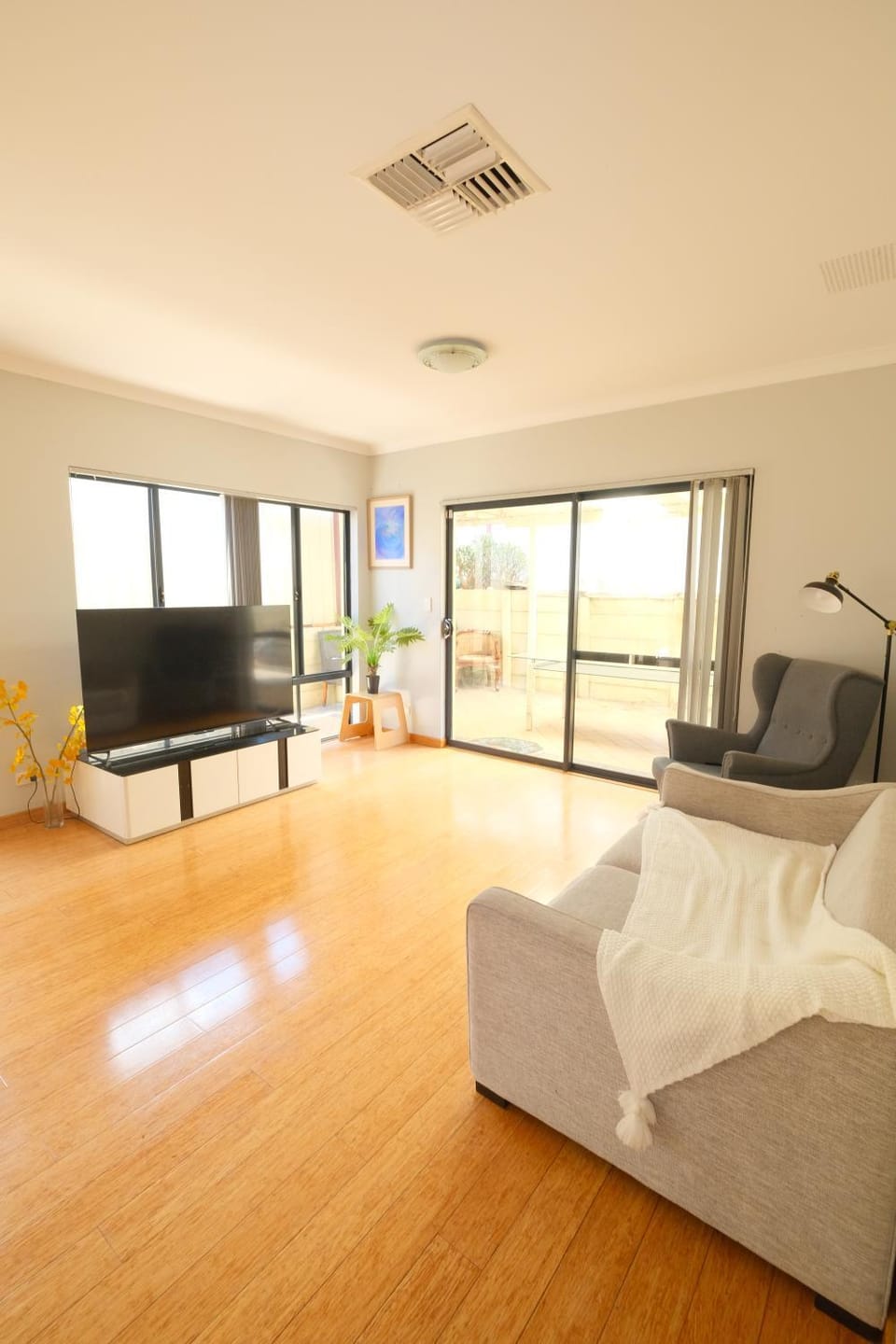 TV and multimedia, Living room, Seating area, Evening entertainment