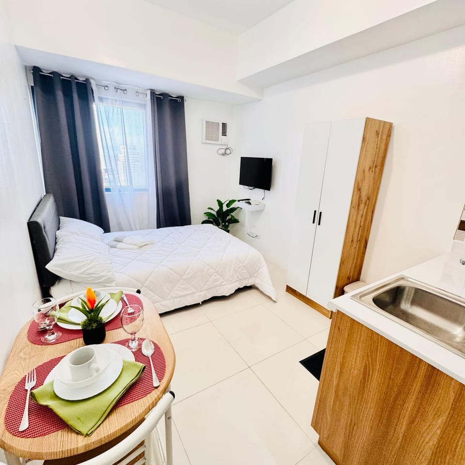 Bed, TV and multimedia, Kitchen or kitchenette, Photo of the whole room, Dining area, Bedroom