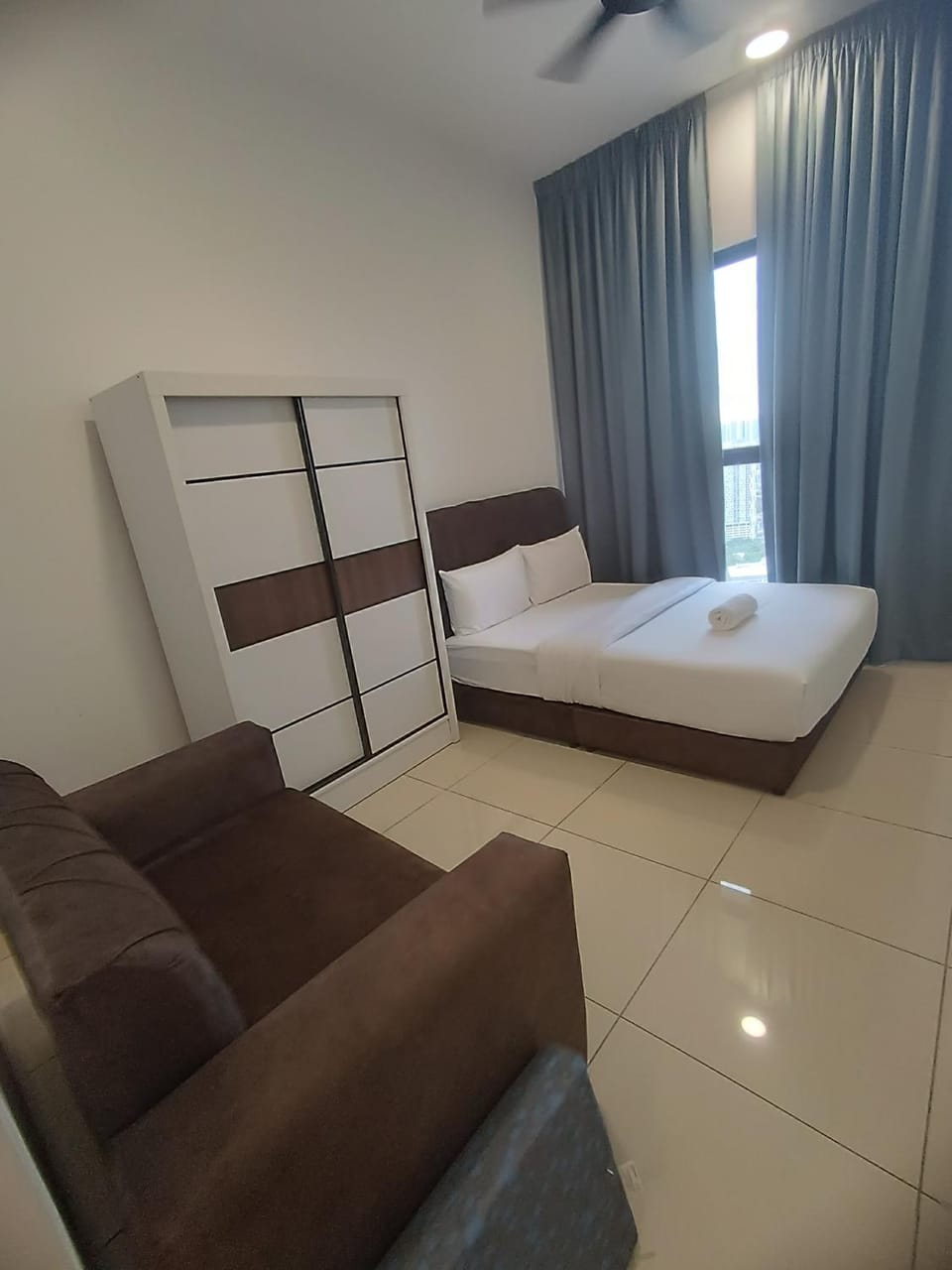 Bed, Photo of the whole room, Seating area, Bedroom