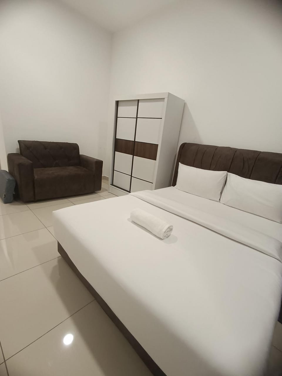Bed, Seating area, Bedroom