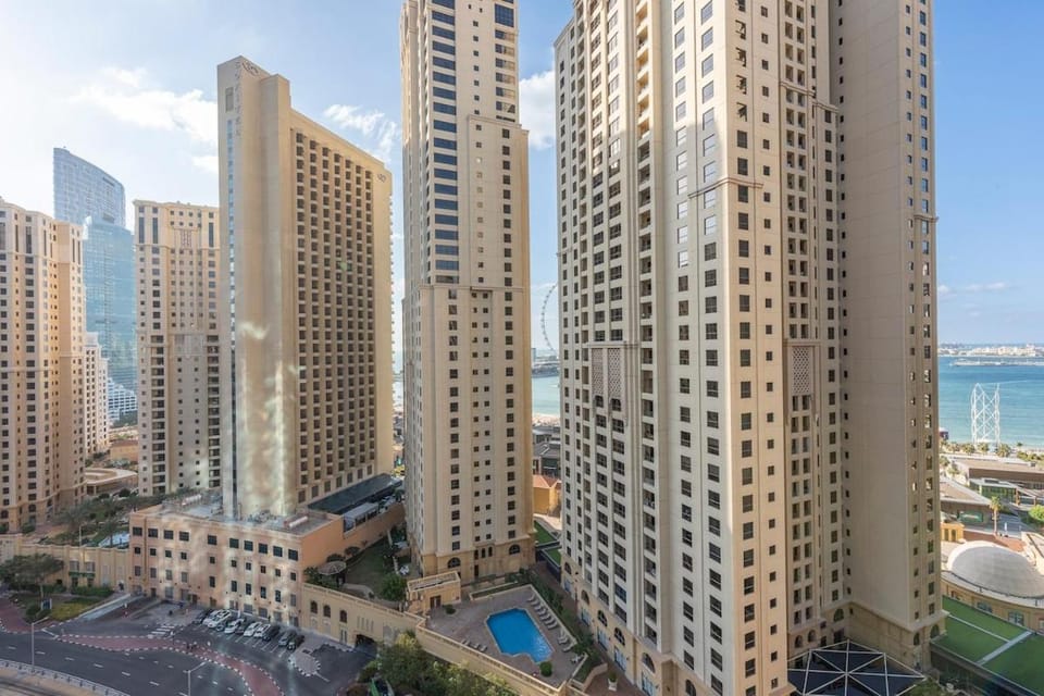 Free housekeeping visits during your stay - StayShort - Stylish 1-Bedroom Apartment Perfect for 4 in JBR Dubai Marina Apartment in Dubai