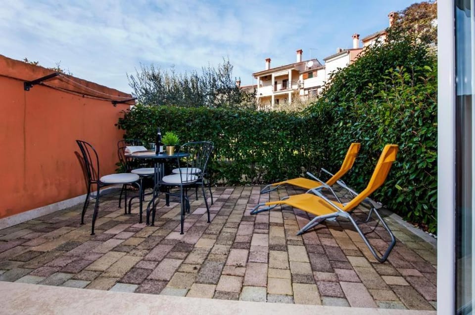 Property building, Spring, Day, Garden, View (from property/room), Balcony/Terrace, Dining area, Garden view, sunbed