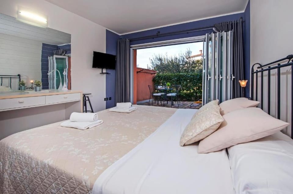 Bed, TV and multimedia, Photo of the whole room, Bedroom, towels