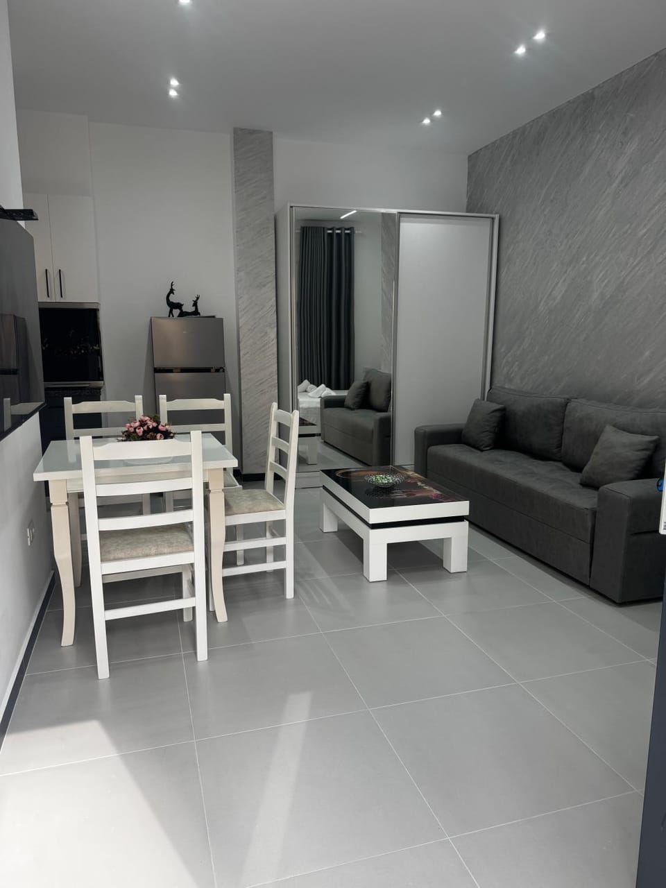 TV and multimedia, Kitchen or kitchenette, Living room, Seating area, Dining area