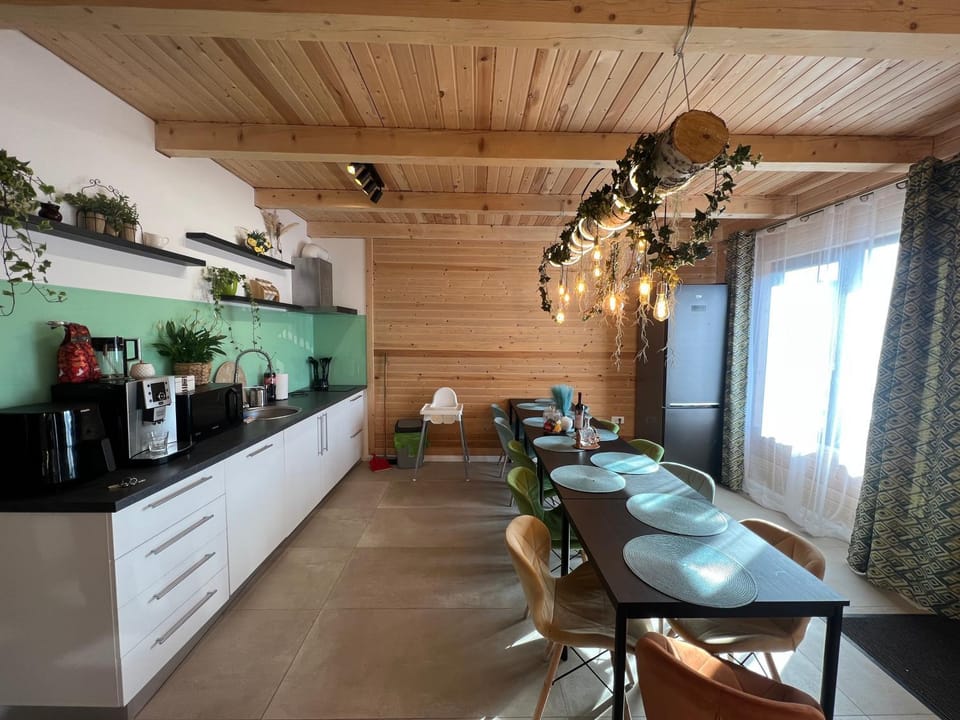 Kitchen or kitchenette, Food and drinks, Dining area