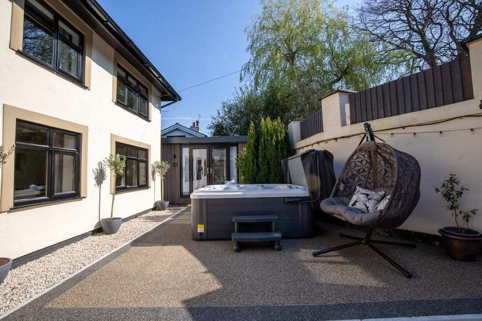 Rainbow Cottage Spacious Detached Home, Hot Tub, Sleeps 7 House in West Lancashire District