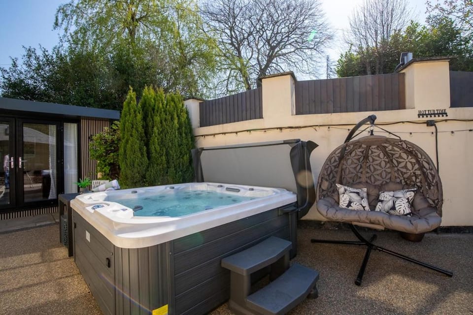 Rainbow Cottage Spacious Detached Home, Hot Tub, Sleeps 7 House in West Lancashire District