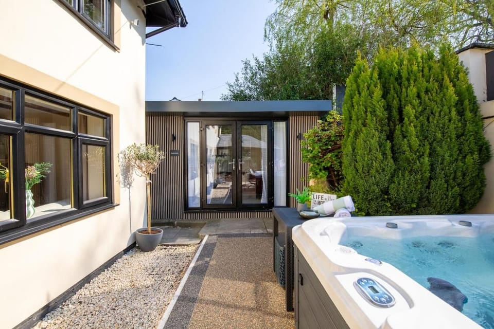 Rainbow Cottage Spacious Detached Home, Hot Tub, Sleeps 7 House in West Lancashire District