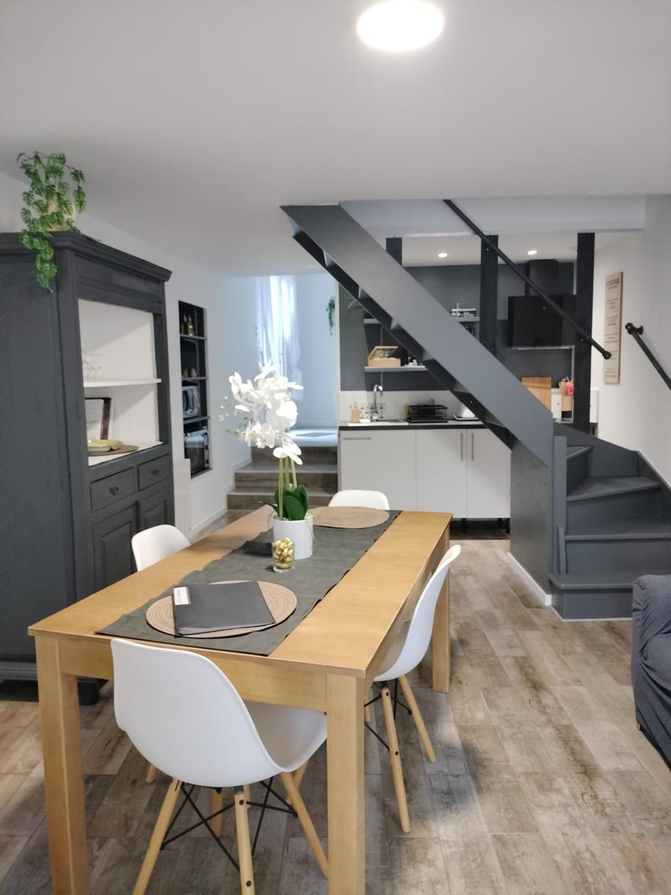 Seating area, Dining area