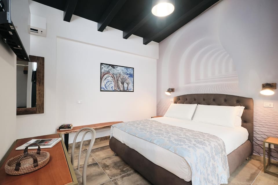 Bed, TV and multimedia, Bedroom