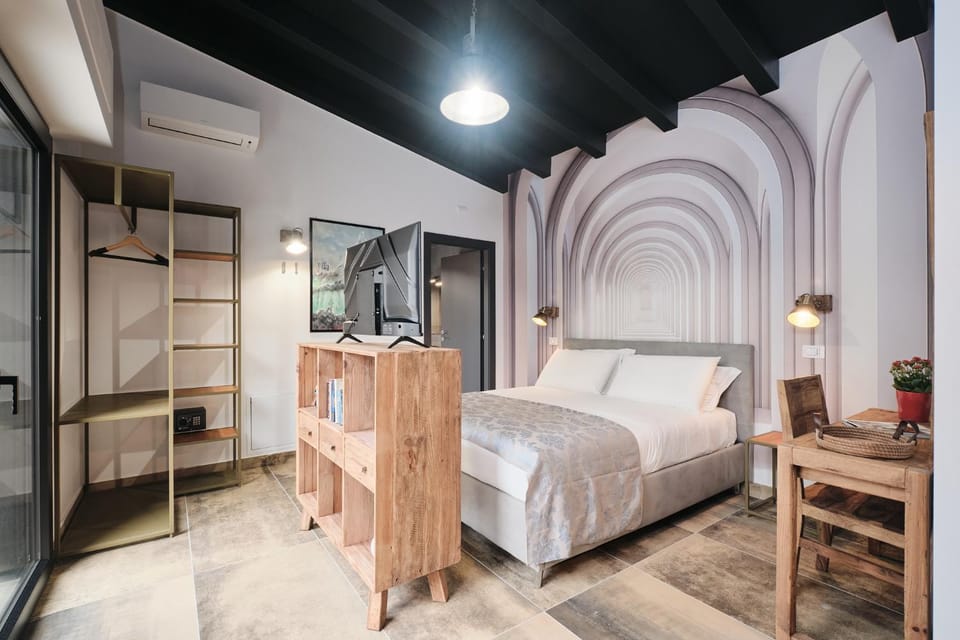 Bed, TV and multimedia, Photo of the whole room, wardrobe, air conditioner