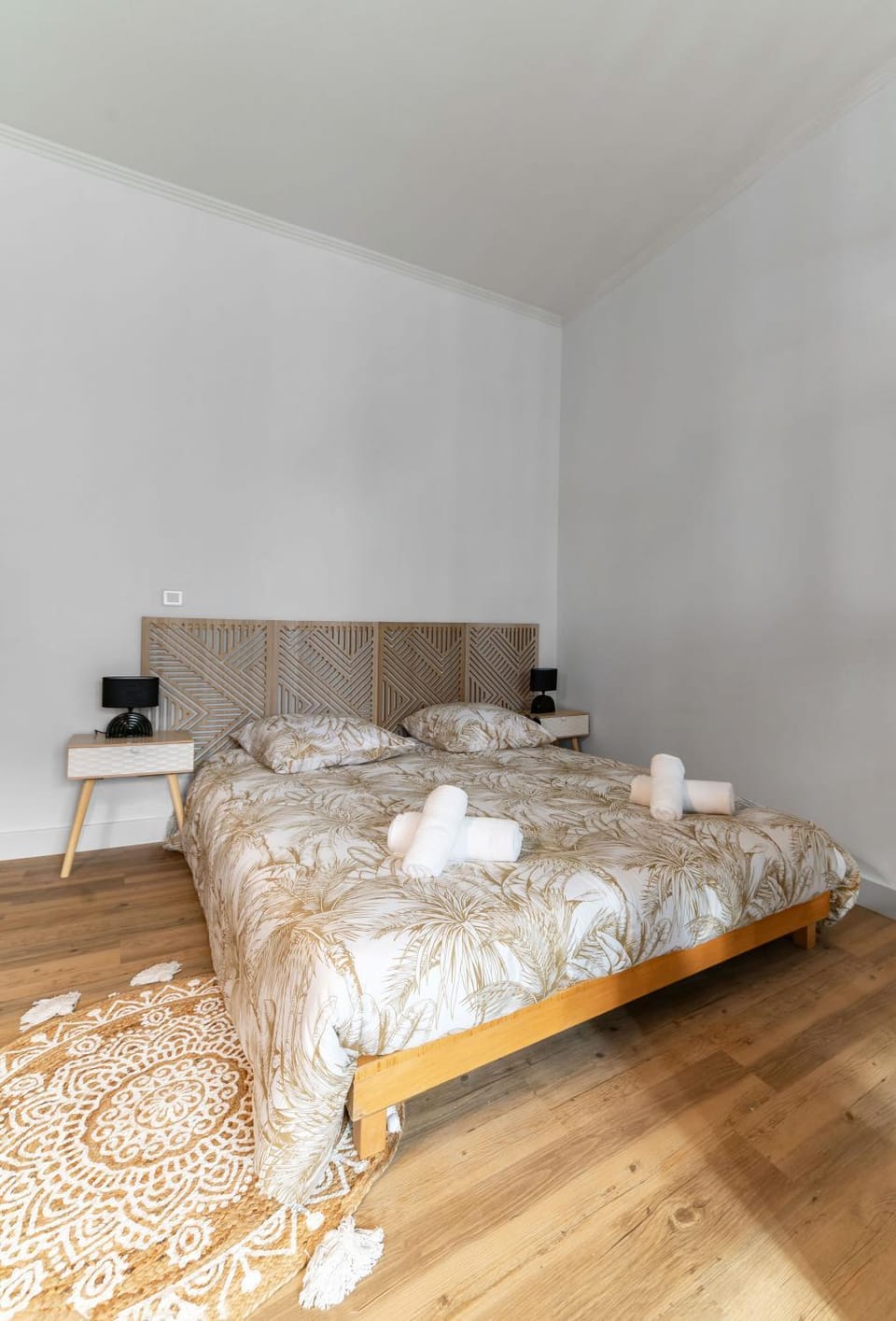 Bed, Bedroom, towels