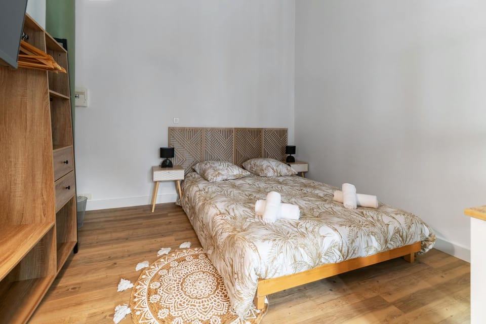 Bed, Photo of the whole room, Bedroom, towels