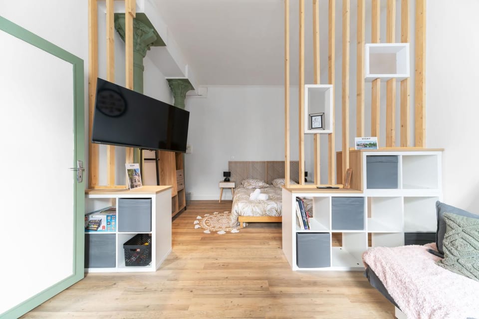 Bed, TV and multimedia, Living room